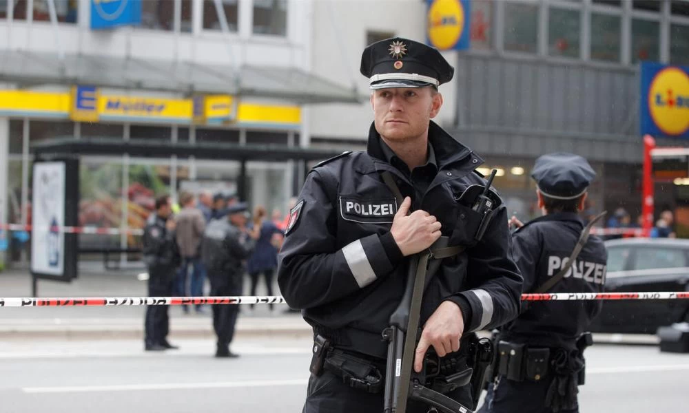 Τρόμος στο Αμβούργο: Οπλισμένος με μαχαίρι φώναξε «Αλλάχ Ακμπάρ» και επιτέθηκε σε οδηγούς και αστυνομία